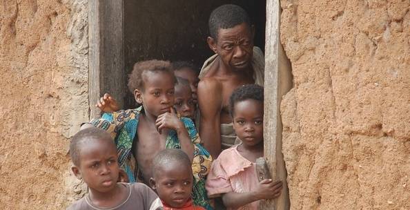 Her titter barn og far ut av et leirhus i Nigeria. Foto: International Institute of Tropical Agriculture/Flickr
