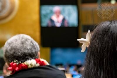 Delegasjonen til Samoa følger med mens deres statsminister og utenriksminister, Fiame Naomi Mataafa, taler i hoveddebatten av generalforsamlingens syttisjuende sesjon. Foto: UN Photo/ Laura Jarriel.