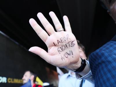 «Grønne» jobber, sosial rettferdighet og arbeidsrettigheter var i fokus under COP27. Her holder en demonstrant opp hånden som viser skriften «Labor Rights Now!» Foto: UNFCCC/Kiara Worth.