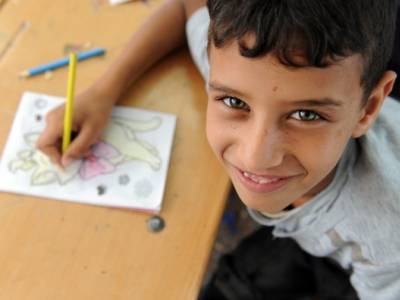 Alle barn har rett til å gå på skole, også i områder med krig og konflikt. FNs hjelpeorganisasjon for palestinske flyktninger sørger for at barn får gå på skolen i Gaza. © 2015 UNRWA Photo by Tamer Hamam