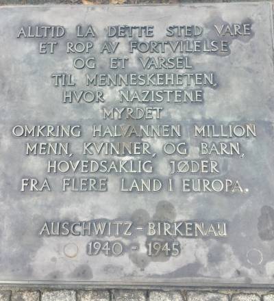 Den norske minnesteinen i Auschwitz. På steinen står det: Alltid la dette sted være et rop av fortvilelse og et varsel til menneskeheten, hvor nazistene myrdet omkring halvannen million menn, kvinner, og barn, hovedsaklig jøder fra flere land i Europa. Auschwitz-Birkenau 1940-1945.